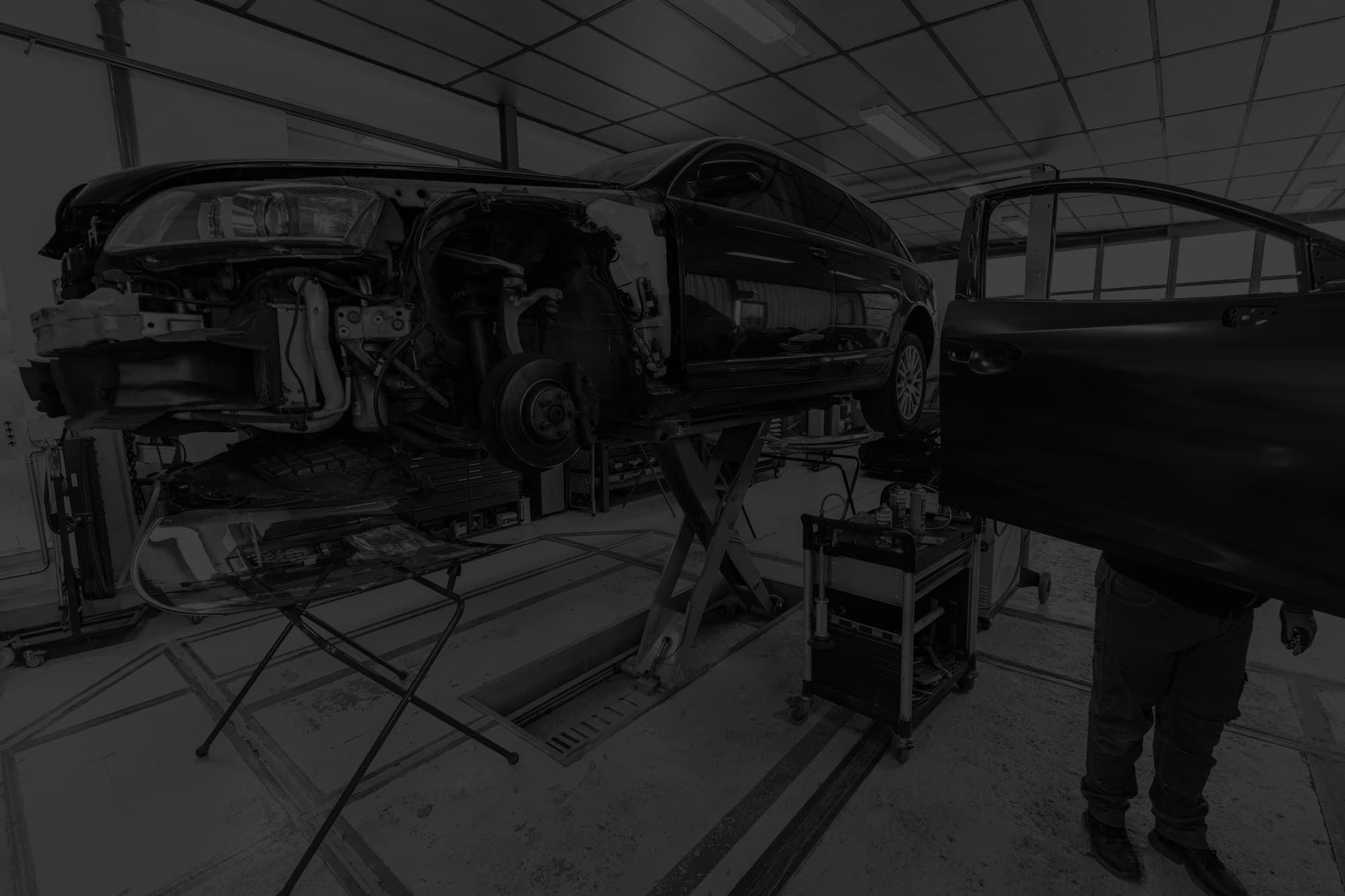 Véhicule sur pont élévateur à la carrosserie MV Auto Style à Bulle
