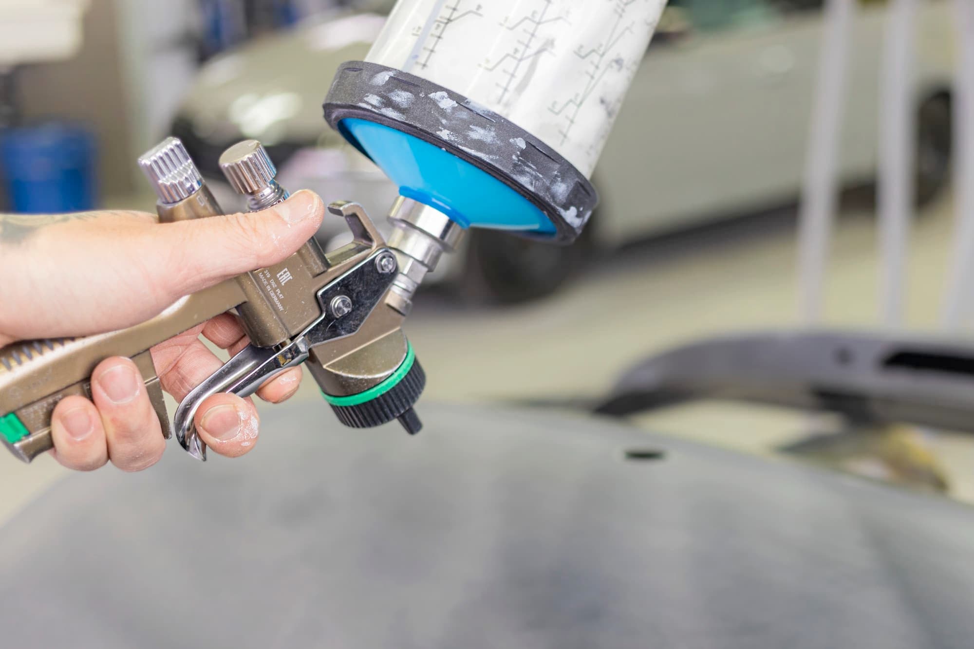 Application de peinture au pistolet en cabine, carrosserie MV Auto Style