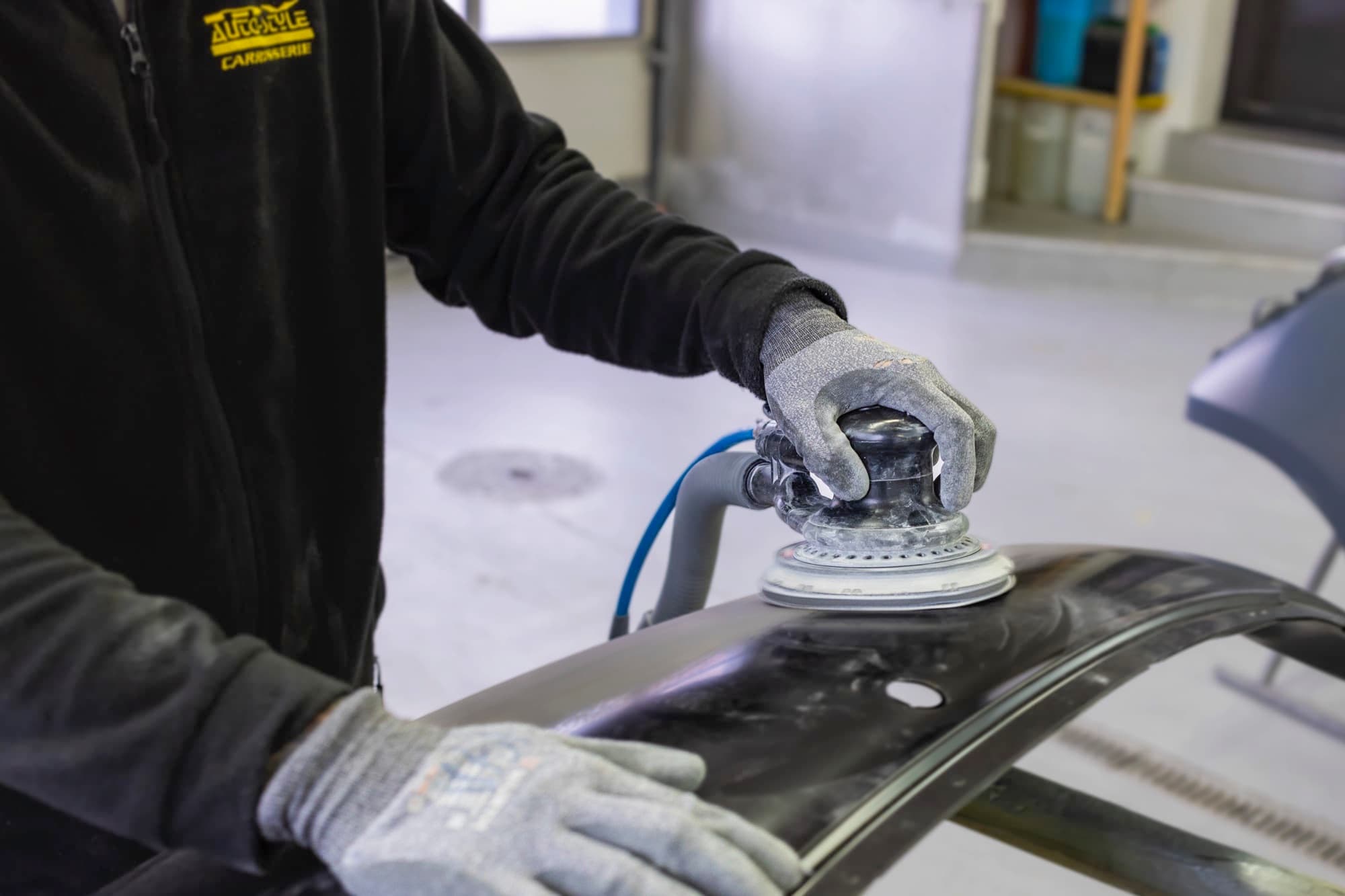 Ponçage d'un élément de carrosserie chez MV Auto Style